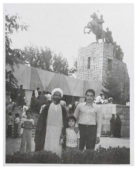 خلیل قبله ای خویی به همراه فرزندش و سید طه مرقاتی در 1355 - مشهد